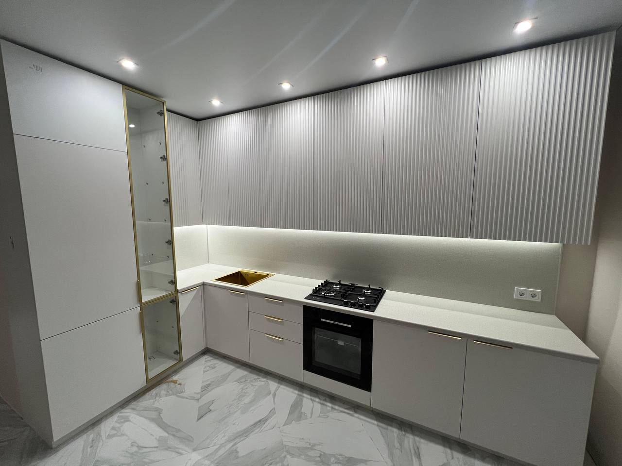 Кухня угловая — Белый рифлёный и золото